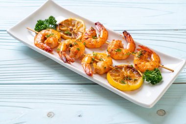 Limon - deniz ürünleri tarzı ile ızgara kaplan karides şiş