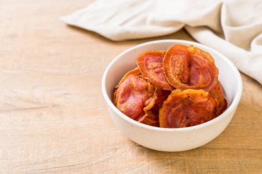 Kabın içinde kızarmış gevrek domuz pastırması