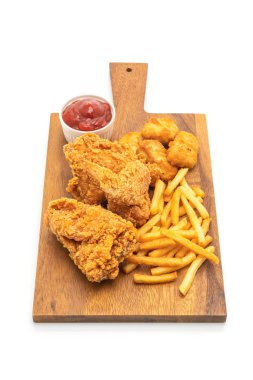 Beyaz arka plan üzerinde izole kızarmış tavuk patates kızartması ve nuggets yemek (abur cubur ve sağlıksız yiyecek)