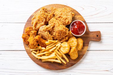 Kızarmış tavuk, patates kızartması ve nugget yemeği. Abur cubur ve sağlıksız yemek.
