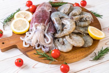 taze deniz ürünleri ham (karides, mürekkep) malzemelerle ahşap tahta üzerinde