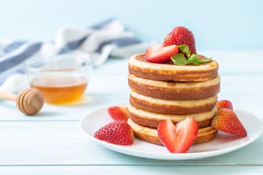 taze çilek ile sufle gözleme