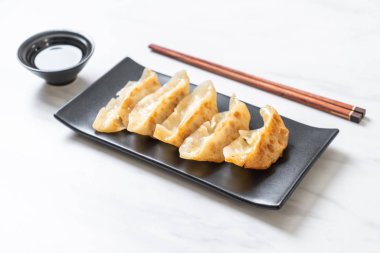 Japon gyoza 'sı ya da soya soslu hamur tatlısı.