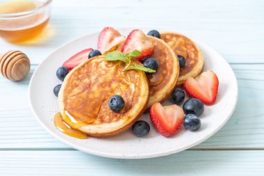 taze yaban mersini, taze çilek ve bal ile sufle gözleme