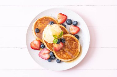 Yabanmersinli gözleme, çilek, bal ve vanilyalı dondurma.