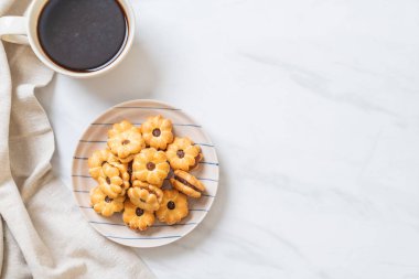 Hindistan cevizli bisküvi ve ananas reçeli.