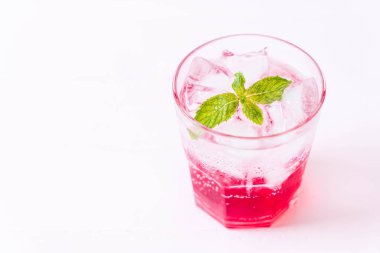 ahşap masa buzlu çilekli soda