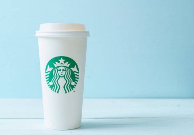 Bangkok, Tayland - 5 Haziran 2018: Beyaz kahve fincanı Starbucks logosu üzerinde tahta arka plan ile. Starbucks dünyanın en büyük kahve evi 61 ülke içinde 20.000'den fazla mağaza ile mi.