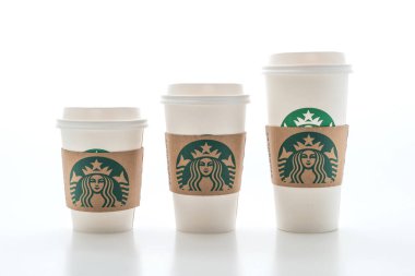 Bangkok, Tayland - 5 Haziran 2018: Beyaz kahve fincanı beyaz arka plan üzerinde izole Starbucks logosu ile. Starbucks dünyanın en büyük kahve evi 61 ülke içinde 20.000'den fazla mağaza ile mi.