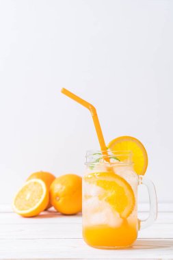 yanında da soda ahşap masa portakal suyu