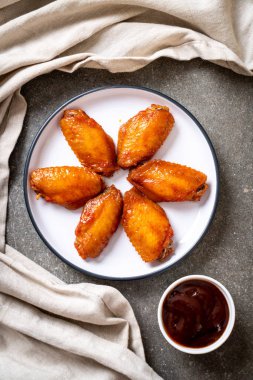 Barbekü tavuk kanadı sosu ile