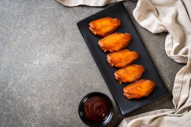 Barbekü tavuk kanadı sosu ile