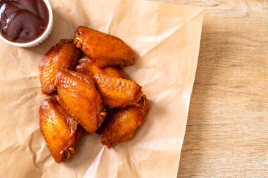 Barbekü tavuk kanadı sosu ile