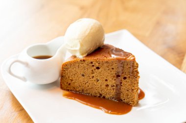 kek vanilyalı dondurma ve şekerleme karamel sos - İngiliz tarzı