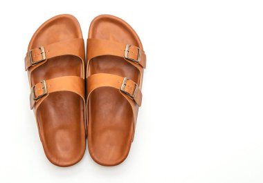 Erkekler beyaz arka plan üzerinde izole sandalet deri