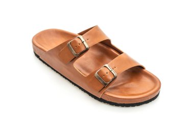 Erkekler beyaz arka plan üzerinde izole sandalet deri