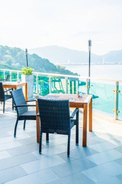 boş veranda sandalye ve masa deniz görünümü arka plan ile