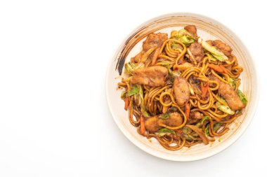 tavada kızartılmış yakisoba noodle beyaz arka plan üzerinde izole domuz eti ile