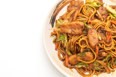 tavada kızartılmış yakisoba noodle beyaz arka plan üzerinde izole domuz eti ile