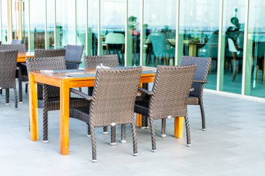 boş veranda sandalye ve masa deniz görünümü arka plan ile