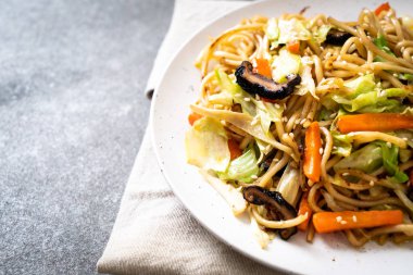 tavada kızartılmış yakisoba noodle sebzeli - vegan ve vejetaryen yiyecekler