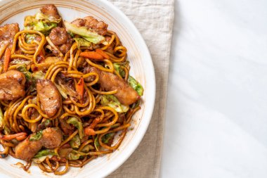tavada kızartılmış yakisoba noodle pork - Asya gıda tarzı ile