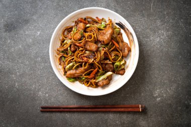 tavada kızartılmış yakisoba noodle pork - Asya gıda tarzı ile
