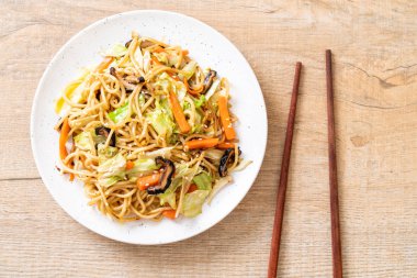 tavada kızartılmış yakisoba noodle sebzeli - vegan ve vejetaryen yiyecekler