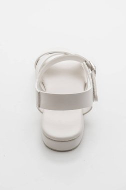 Kadınlar beyaz arka plan üzerinde izole sandalet deri