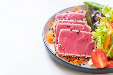 Taze ton balığı ve sebze salatası. Sağlıklı yemek.