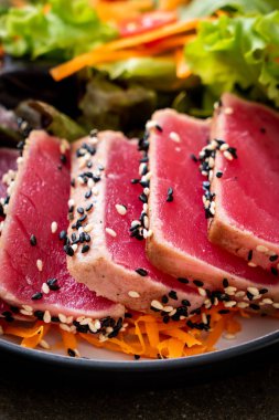 Taze ton balığı ve sebze salatası. Sağlıklı yemek.