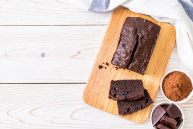 ahşap zemin üzerine çikolatalı browni kek