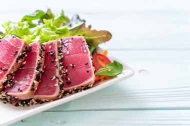 Taze ton balığı ve sebze salatası. Sağlıklı yemek.