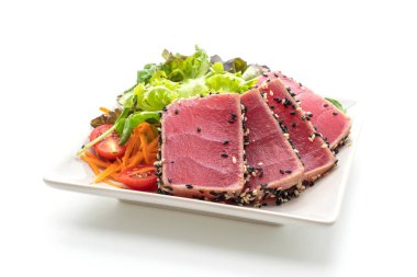 Taze ton balığı ve beyaz arka planda izole edilmiş sebze salatası.