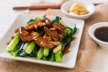 Sarımsaklı istiridye soslu kızarmış Hong Kong Kale heyecan