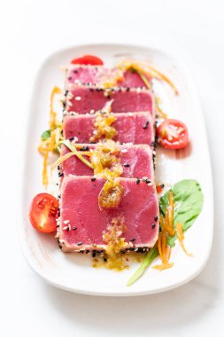 Taze orkinos ile baharatlı salata sosu - ham sağlıklı gıda