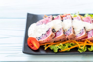 Sebze salatası ve soslu taze ton balığı. Sağlıklı yiyecek.