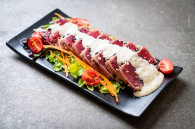 Sebze salatası ve soslu taze ton balığı. Sağlıklı yiyecek.