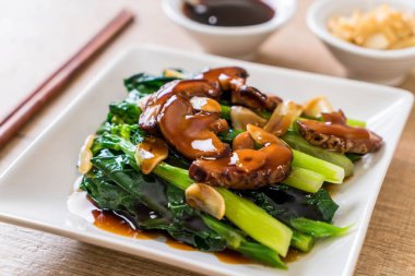 Sarımsaklı istiridye soslu kızarmış Hong Kong Kale heyecan