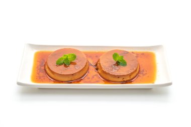Ev yapımı karamel kremalı puding beyaz arka plan üzerinde izole