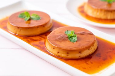 Ev yapımı karamel kremalı puding ahşap arka plan üzerinde