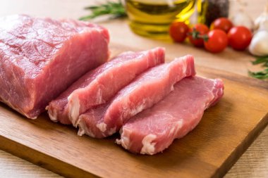 taze domuz ham filetosu ahşap tahta üzerinde