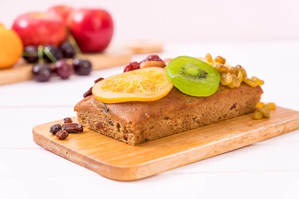 Meyveli kek ahşap arka plan üzerinde