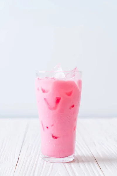 木材にピンクいちごのミルクセーキ — ストック写真