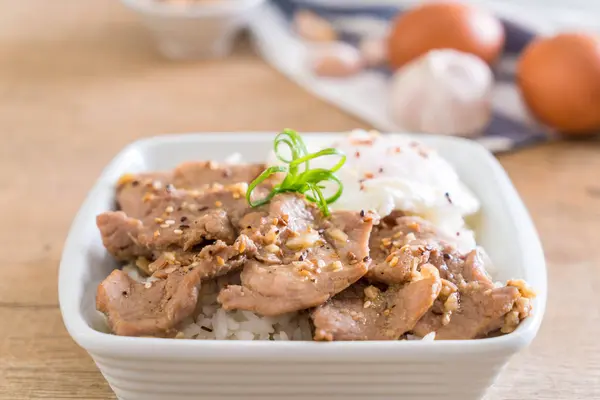 yumurta - Asya gıda tarzı ile tepesinde pirinç Sarımsak soslu tavada kızartılmış domuz eti