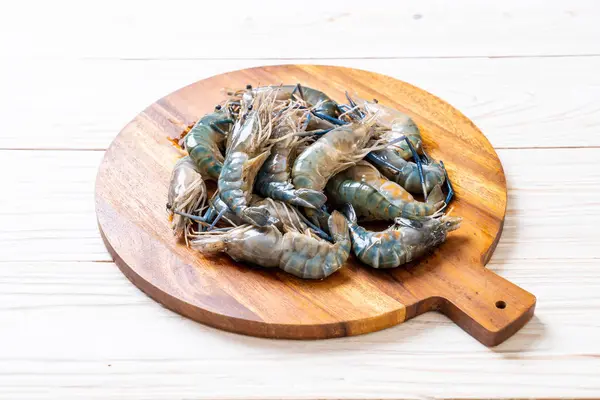 kesme tahtası üzerinde taze mavi karides