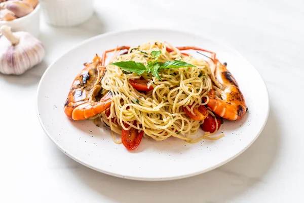 Gesauteerde Spaghetti Met Gegrilde Garnalen Tomaten Italiaanse Fusion Eten Stijl — Stockfoto