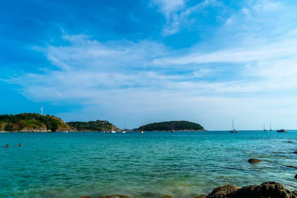 Güzel tropikal plaj ve deniz - tatil tatil kavramı