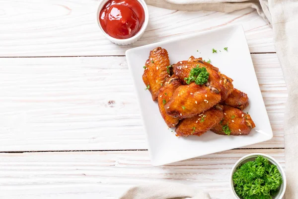 Beyaz susamlı ızgara tavuk kanadı.