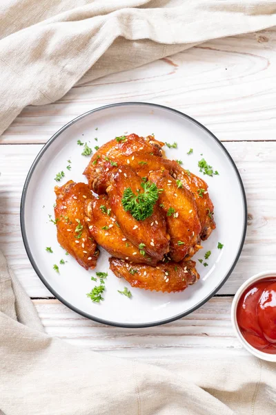 Beyaz susamlı ızgara tavuk kanadı.